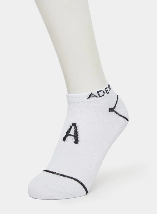 ستايلي مجموعة من جوارب بأطراف مضلعة